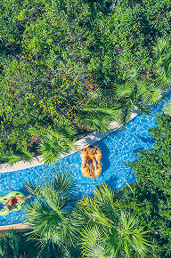 Turistas relajándose en los inflables del río lento del Iberostar Selection Paraíso Maya Suites.