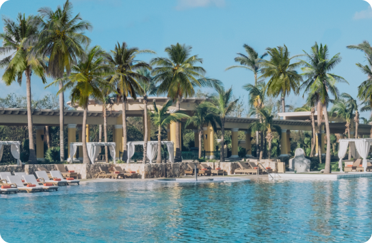 Servicios del hotel Iberostar: gran piscina al aire libre, solárium y zonas de descanso.