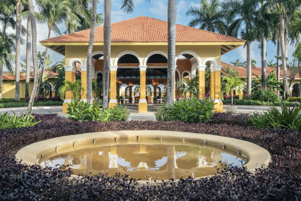Arquitectura colonial mexicana y jardines en el acceso principal del Iberostar Waves Paraíso Beach.
