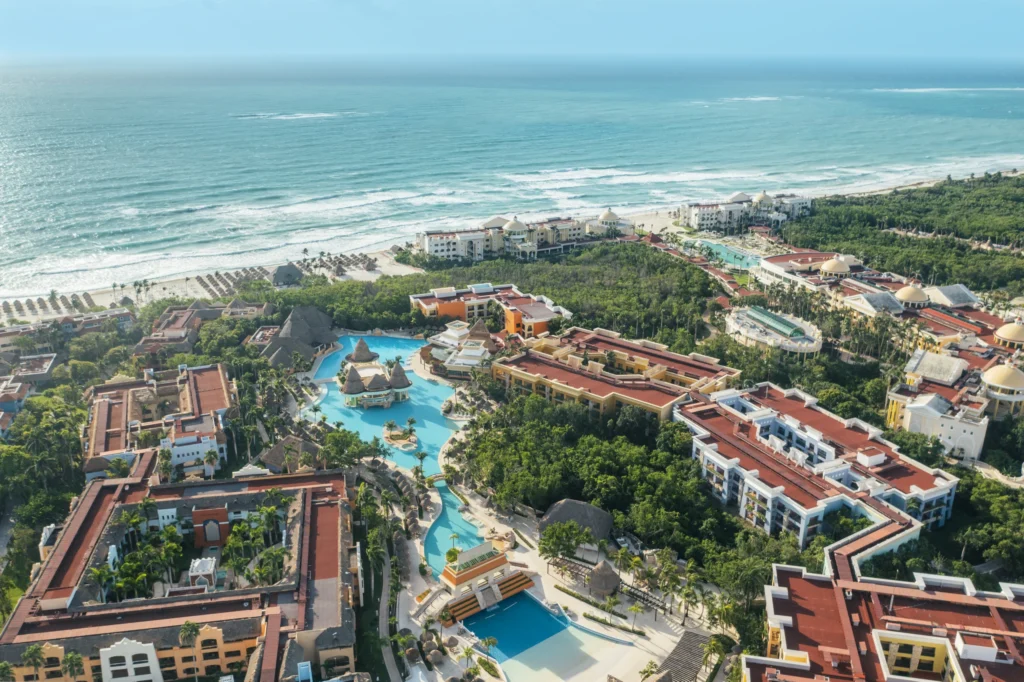 Complejo turístico Iberostar Selection Paraíso Lindo rodeado de vegetación tropical frente al mar.