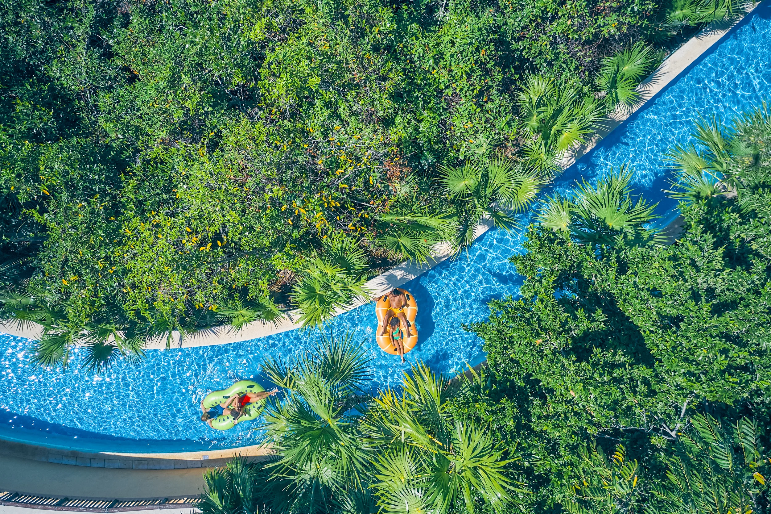 Turistas relajándose en los inflables del río lento del Iberostar Selection Paraíso Maya Suites.