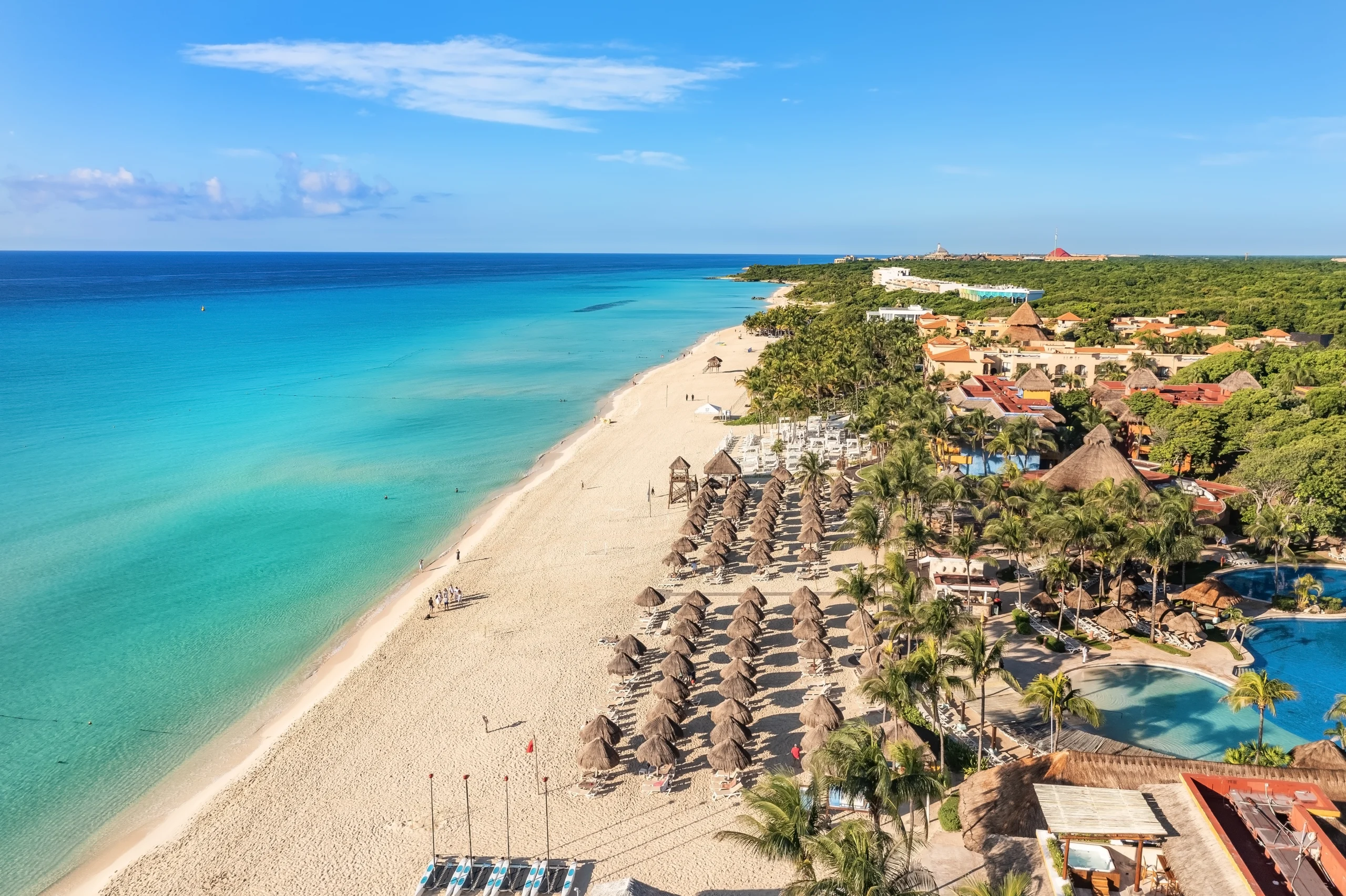 Vista panorámica de la costa y zona de palapas del resort Iberostar Waves Quetzal.