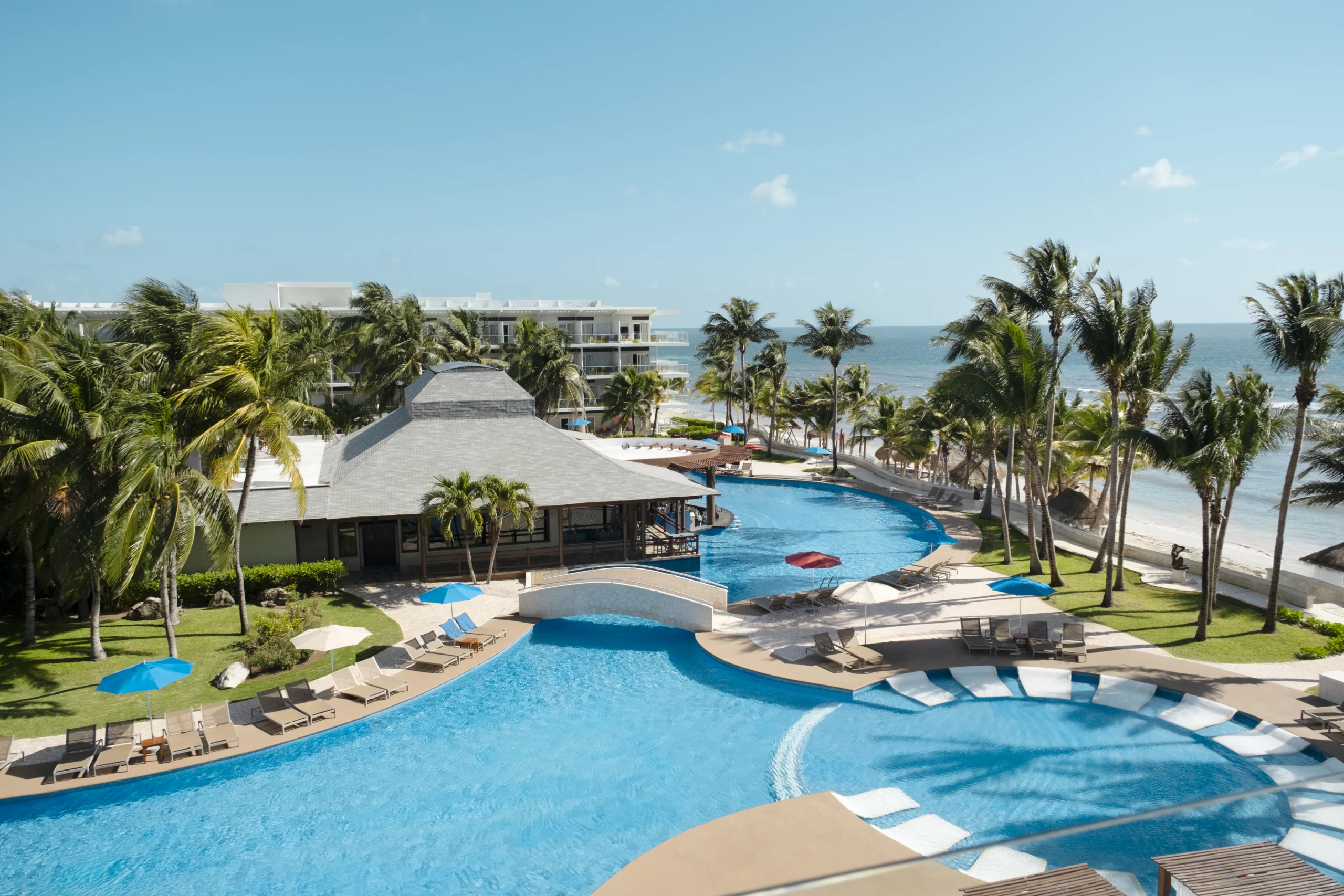 Vista de la zona de piscina y acceso directo a la playa del Iberostar Selection Riviera Cancún.